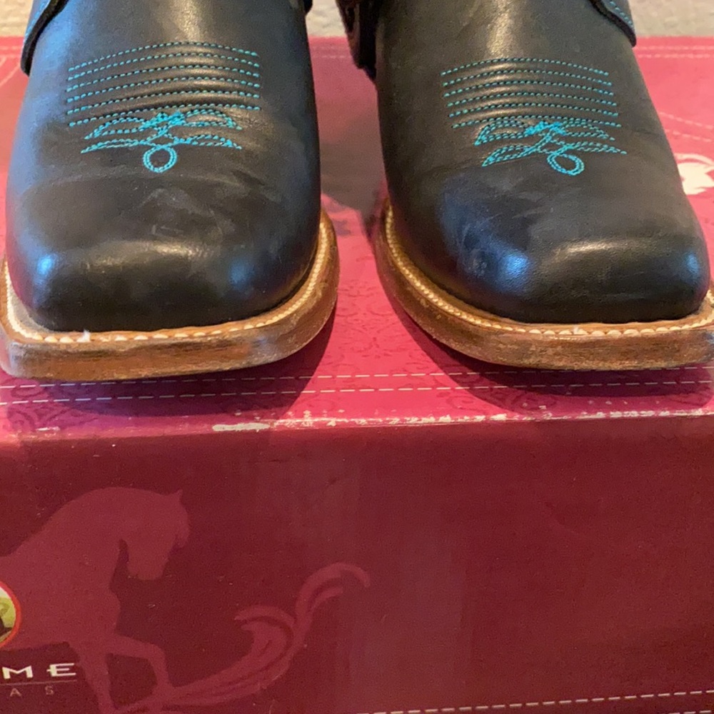 Reyme Boot - Authentic Leather - gently worn - still smells of leather! Size 9 - Picture 14 of 15